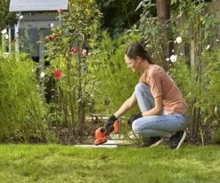 Black & Decker BLACK+DECKER BCSS18D1-QW Cisailles à Gazon Et Arbustes - Avec Lames Interchangeables - Batterie Et Chargeur Inclus -Outils Pro Soldes 1200x1000 2