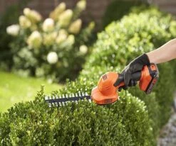 Black & Decker BLACK+DECKER BCSS18D1-QW Cisailles à Gazon Et Arbustes - Avec Lames Interchangeables - Batterie Et Chargeur Inclus -Outils Pro Soldes 1200x1000 3