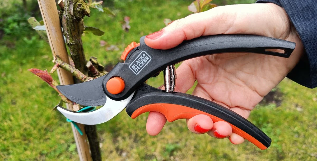 Black & Decker Sécateur Black+Decker - Bypass - Ciseaux à Fleurs - Lames En Acier Trempé - Zwart/ Oranje - Epaisseur De Branche Diamètre De Coupe Max Ø 13 Mm 7 Black & Decker Sécateur Black+Decker - Bypass - Ciseaux à Fleurs - Lames En Acier Trempé - Zwart/ Oranje - Epaisseur De Branche Diamètre De Coupe Max Ø 13 Mm - Image 5