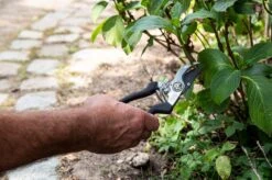 Black & Decker BLACK+DECKER Set Outils De Jardin 4 Pièces - Tapis De Sol, Sécateur, Pelle Et Griffe De Jardin - Capacité De Coupe De 13 Mm - Zwart/ Oranje -Outils Pro Soldes 1200x798 3