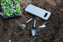 Black & Decker BLACK+DECKER Set Outils De Jardin 4 Pièces - Tapis De Sol, Sécateur, Pelle Et Griffe De Jardin - Capacité De Coupe De 13 Mm - Zwart/ Oranje -Outils Pro Soldes 1200x798 4