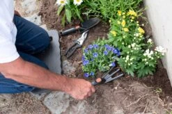 Black & Decker BLACK+DECKER Set Outils De Jardin 4 Pièces - Tapis De Sol, Sécateur, Pelle Et Griffe De Jardin - Capacité De Coupe De 13 Mm - Zwart/ Oranje -Outils Pro Soldes 1200x798 6