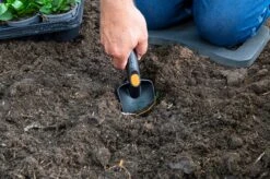 Black & Decker BLACK+DECKER Set Outils De Jardin 4 Pièces - Tapis De Sol, Sécateur, Pelle Et Griffe De Jardin - Capacité De Coupe De 13 Mm - Zwart/ Oranje -Outils Pro Soldes 1200x798 7