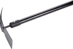 Black & Decker BLACK+DECKER Cultivateur Avec Houe BXGTTO7009 - Outil Combi - Poignée 148CM - Dents Longues Et Bord De Houe Pointu - Zwart/ Oranje -Outils Pro Soldes 1200x808 3