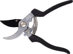 Black & Decker BLACK+DECKER Set Outils De Jardin 4 Pièces - Tapis De Sol, Sécateur, Pelle Et Griffe De Jardin - Capacité De Coupe De 13 Mm - Zwart/ Oranje -Outils Pro Soldes 1200x902 1