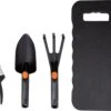 Black & Decker BLACK+DECKER Set Outils De Jardin 4 Pièces - Tapis De Sol, Sécateur, Pelle Et Griffe De Jardin - Capacité De Coupe De 13 Mm - Zwart/ Oranje 2 Black & Decker BLACK+DECKER Set Outils De Jardin 4 Pièces - Tapis De Sol, Sécateur, Pelle Et Griffe De Jardin - Capacité De Coupe De 13 Mm - Zwart/ Oranje -Outils Pro Soldes 1200x990 2