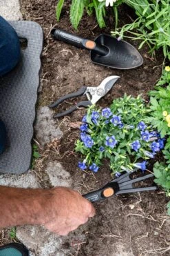 Black & Decker BLACK+DECKER Set Outils De Jardin 4 Pièces - Tapis De Sol, Sécateur, Pelle Et Griffe De Jardin - Capacité De Coupe De 13 Mm - Zwart/ Oranje -Outils Pro Soldes 798x1200