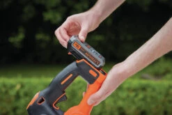 Black & Decker GTC18452PC-QW Taille-haie Sans Fil De 45 Cm 18 Volt 2.0 Ah Li-ion -Outils Pro Soldes gtc18452pc qw taille haie sans fil de 45 cm 18 volt 2 0 ah li ion 2